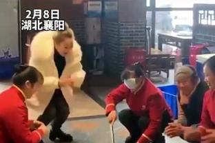 Nhà báo lão thành Hồng Hà cùng các nhà báo trẻ bên tấm bia khắc Ngày thành lập Hội Nhà báo Việt Nam.